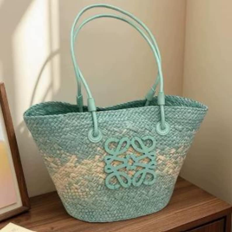 Product Title:
2024 Summer Fashion Handwoven Raffia Straw Tote Bag Multi-color Optional Large Capacity Holiday Beach Shoulder Bag Perfect Match with Custom Air Force 1 Custom Sneakers